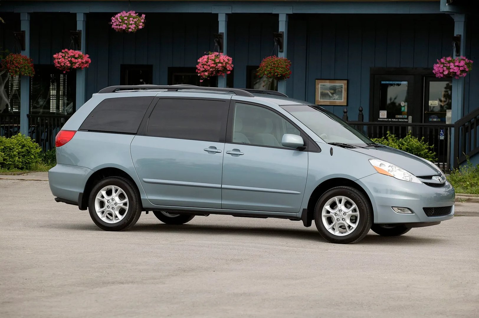 Toyota_Sienna_2_generation_restyling__Minivan__4.jpg