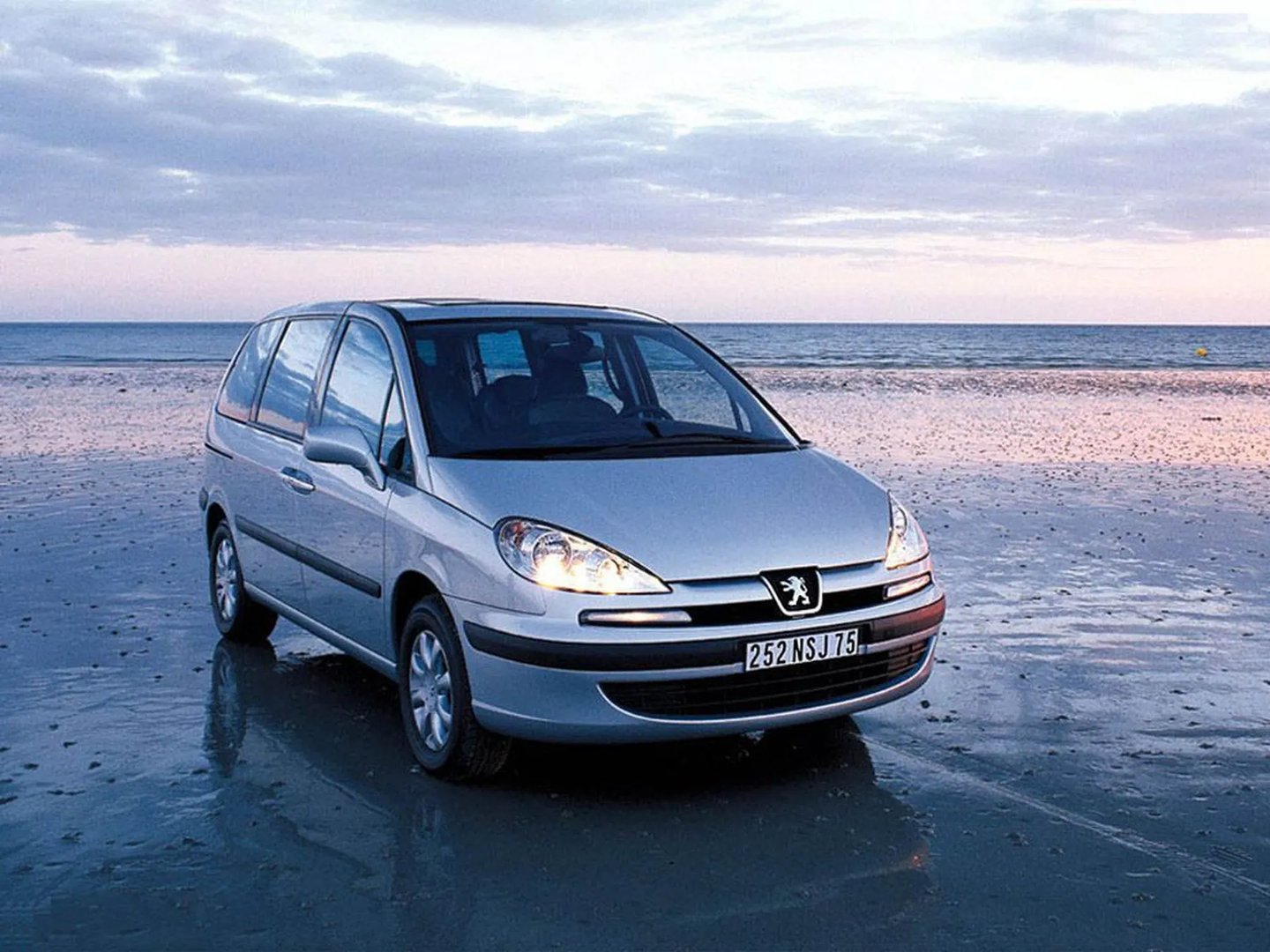 Peugeot_807_1_generation__Compact_Van__3.jpg