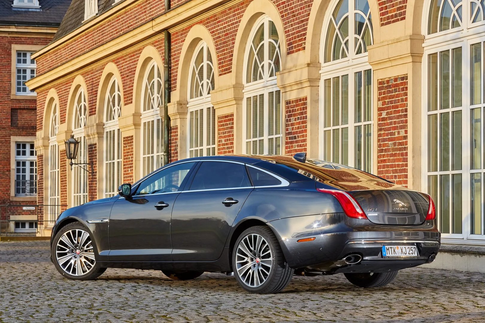 Jaguar_XJ_4_generation_restyling__Sedan__6.jpg