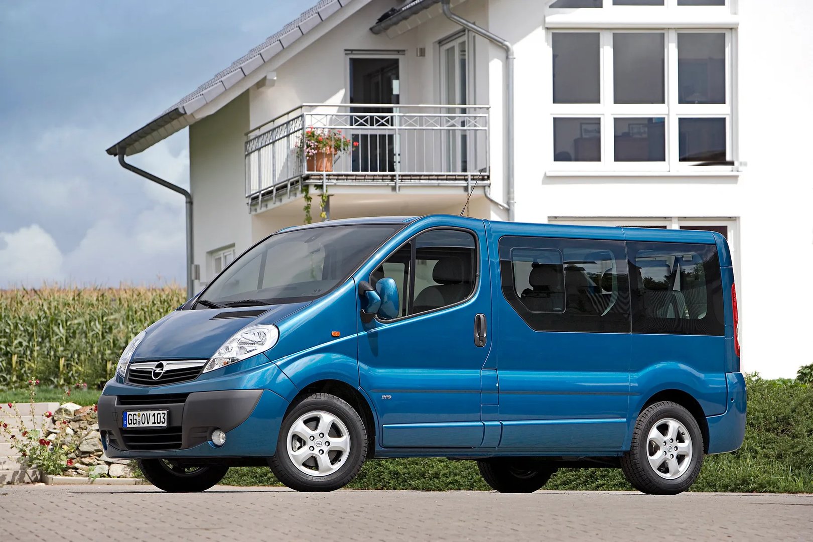 Opel_Vivaro_1_generation_restyling__Minivan__4.jpg