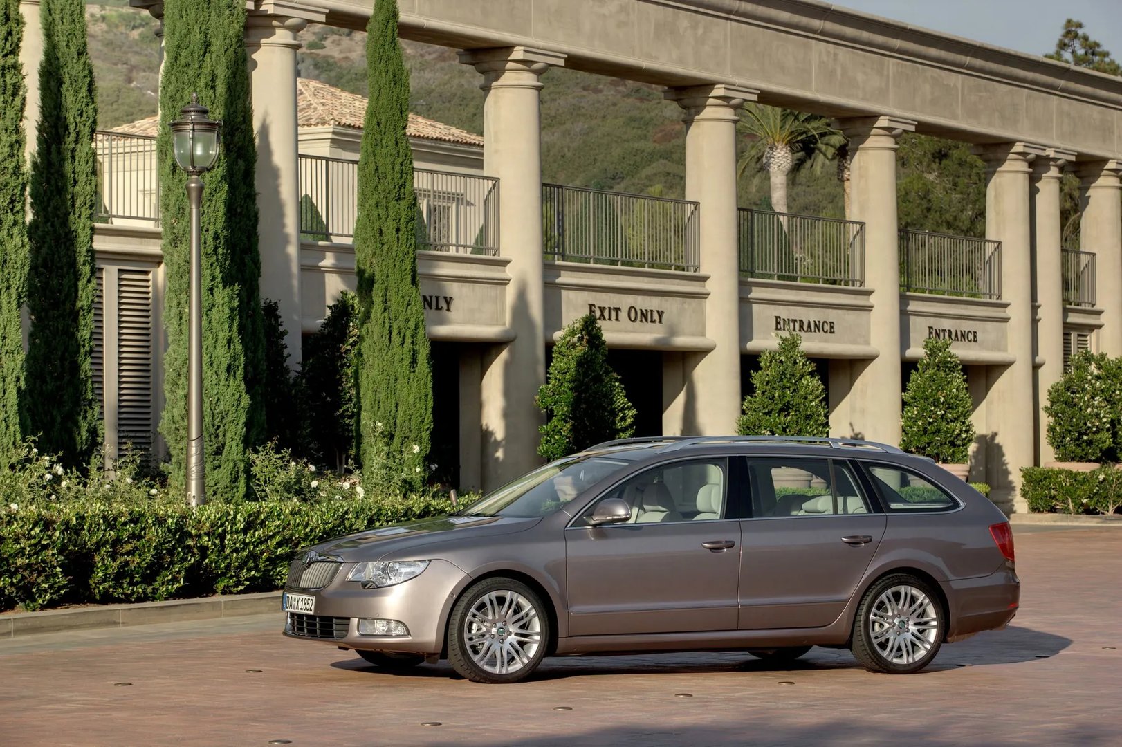 Skoda_Superb_2_generation__Estate_5-door__9.jpg
