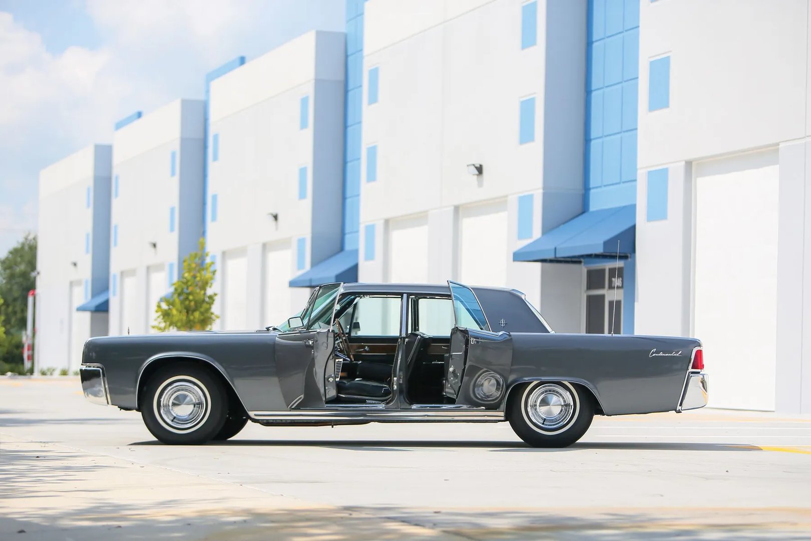 Lincoln_Continental_4_generation__Sedan__8.jpg