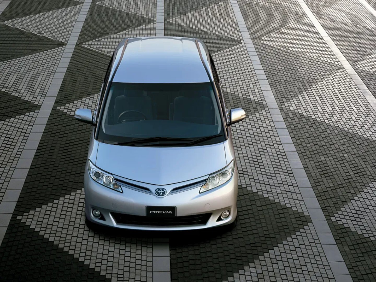 Toyota_Previa_3_generation__Minivan__1.jpg