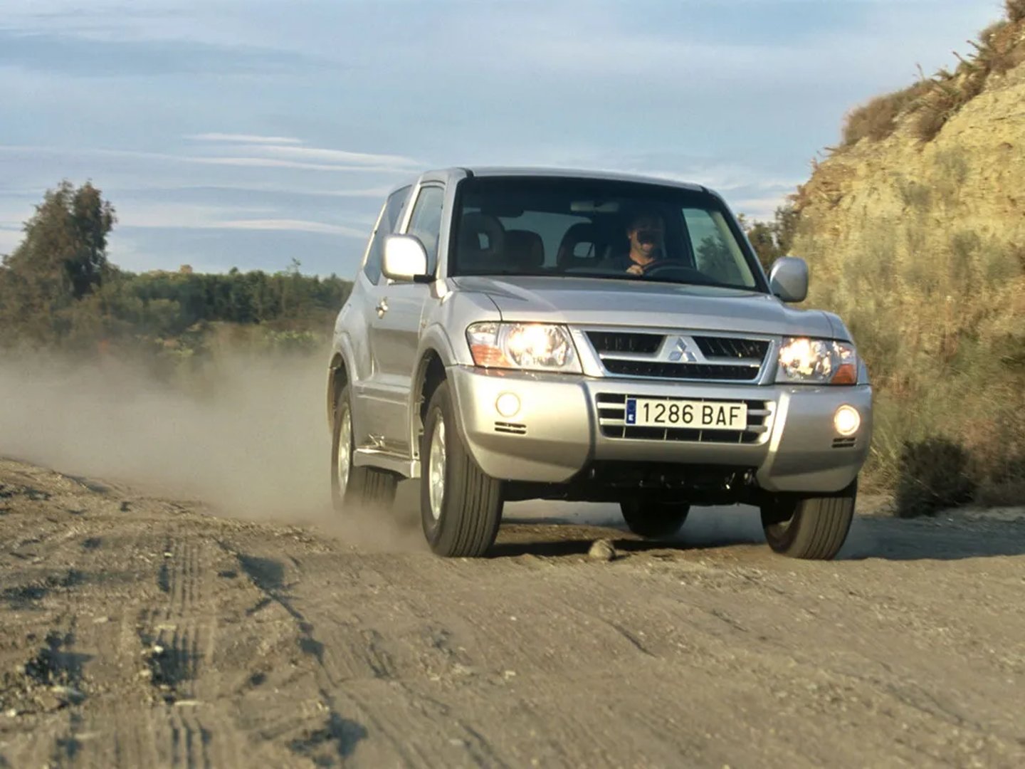 Mitsubishi_Pajero_3_generation_restyling_1__SUV_3-doors__2.jpg