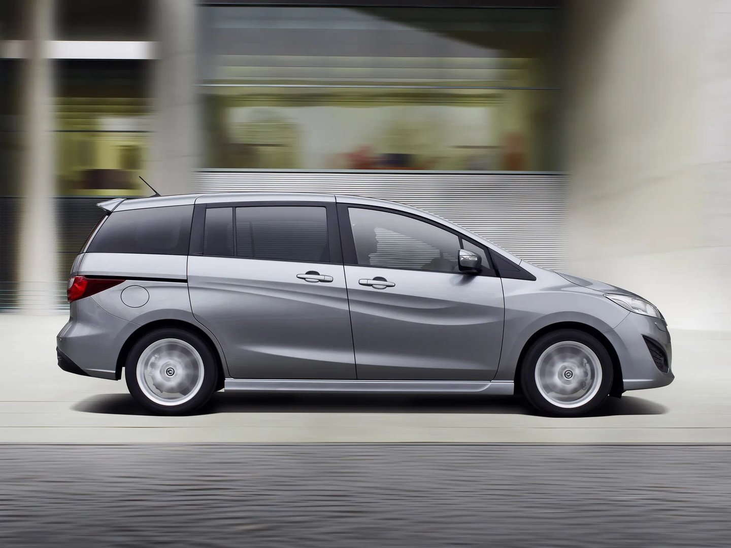 Mazda_5_2_generation__Compact_Van__13.jpg
