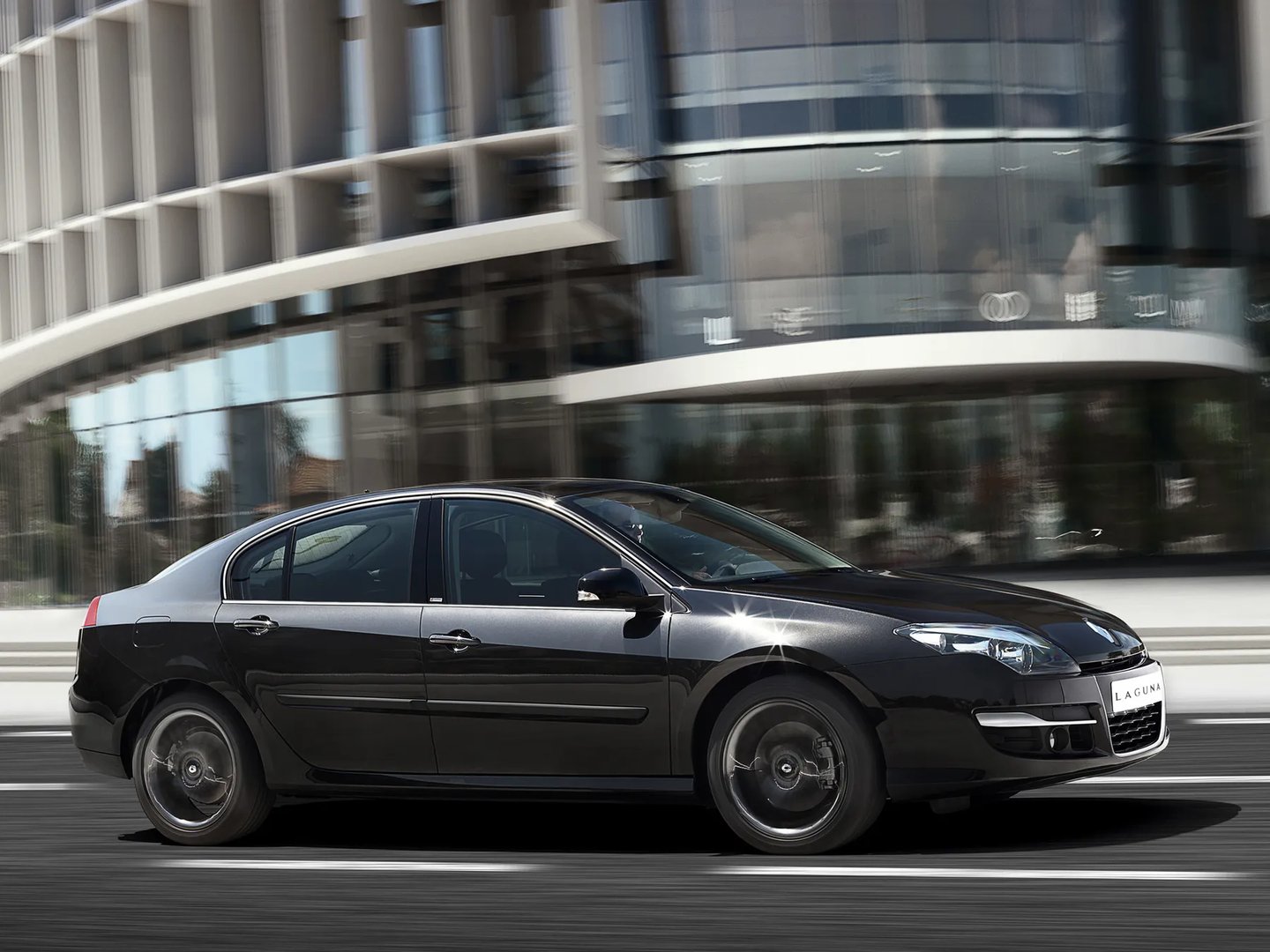 Renault_Laguna_3_generation_restyling__Liftback__4.jpg