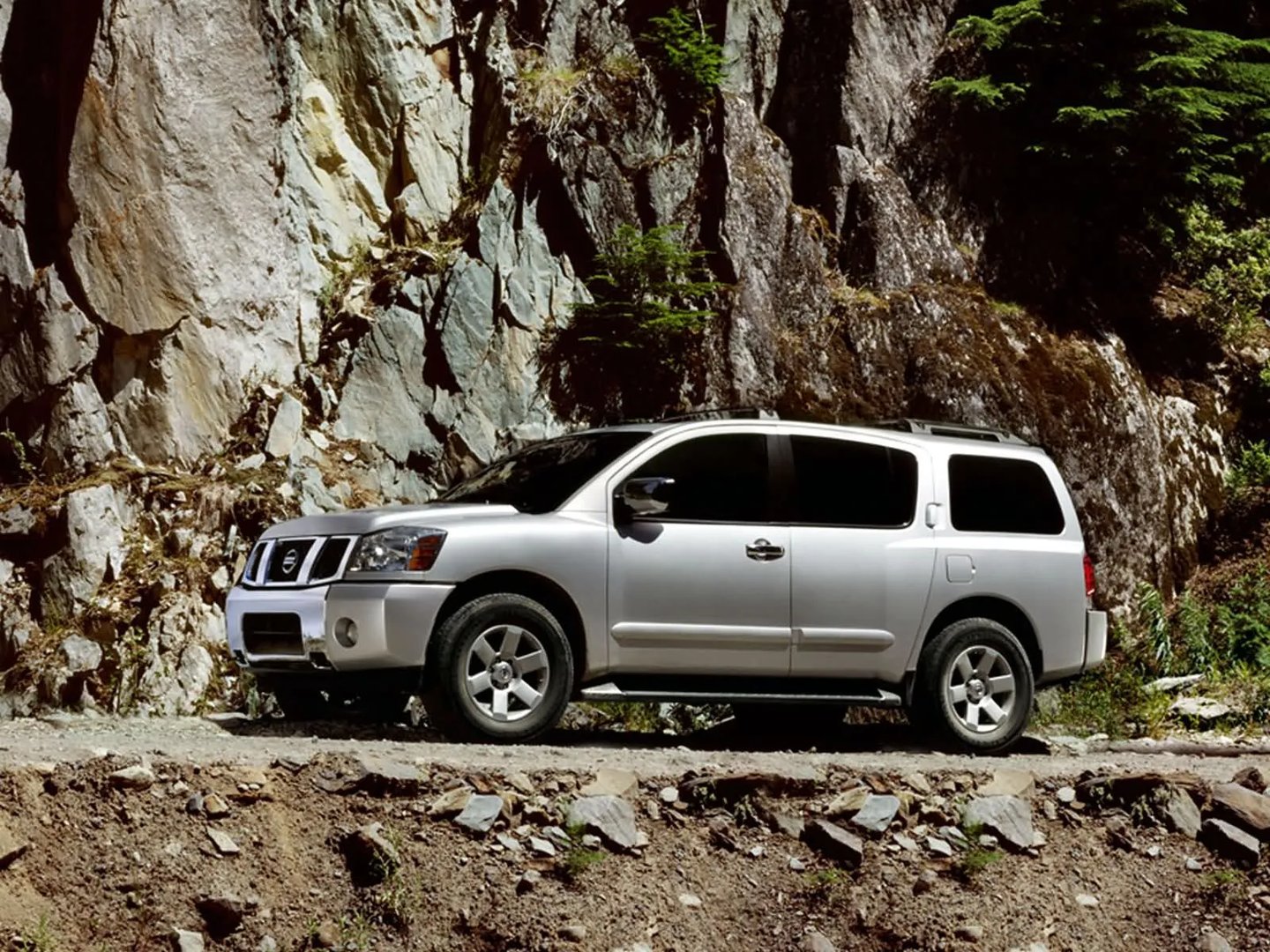 Nissan_Armada_1_generation__SUV_5-doors__6.jpg
