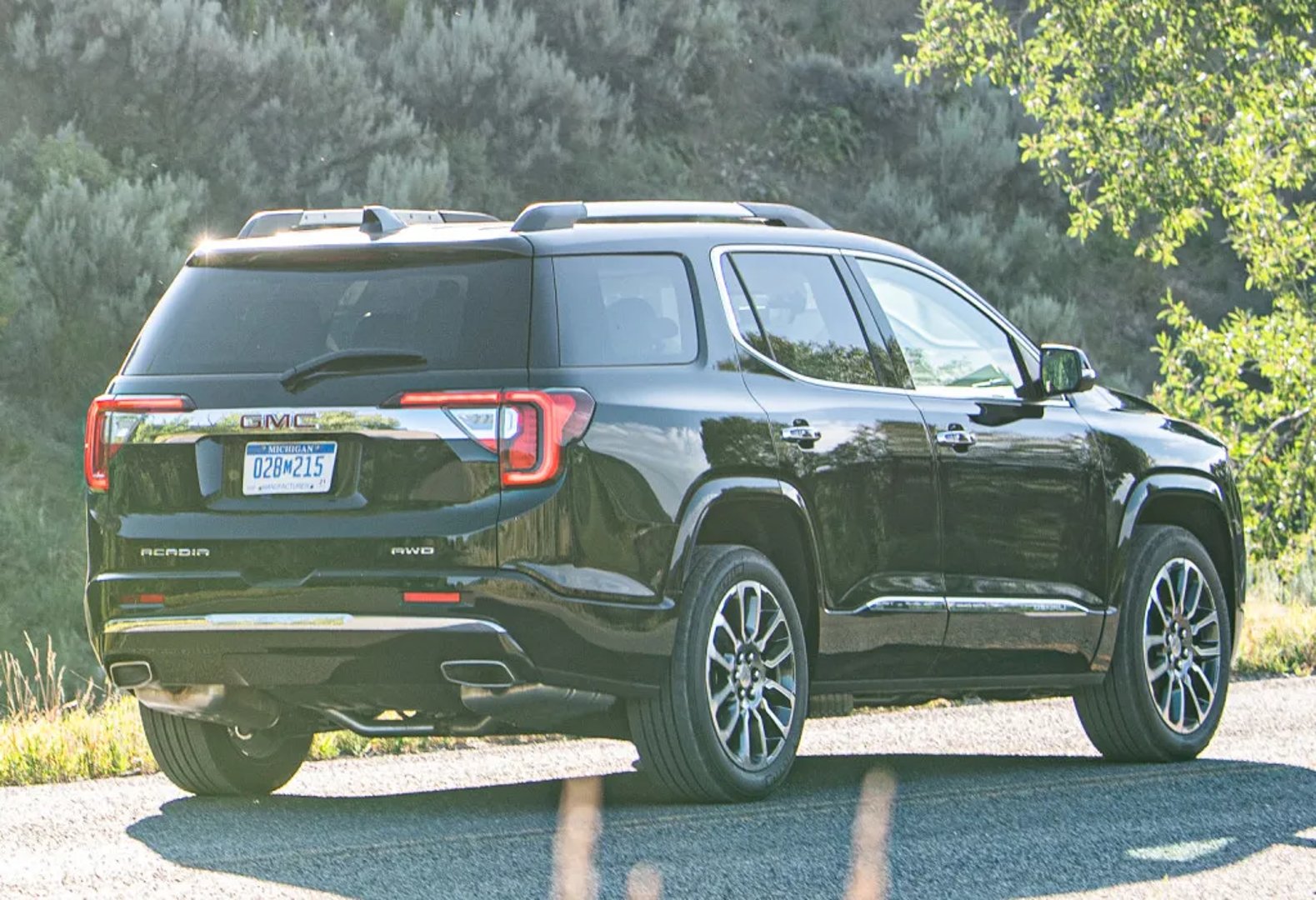 GMC_Acadia_2_generation_restyling__SUV_5-doors__3.jpg