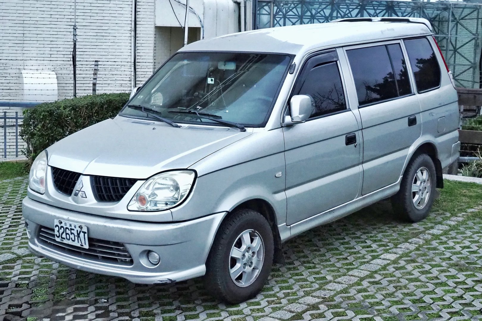 Mitsubishi_Freeca_1_generation__Minivan__2.jpg