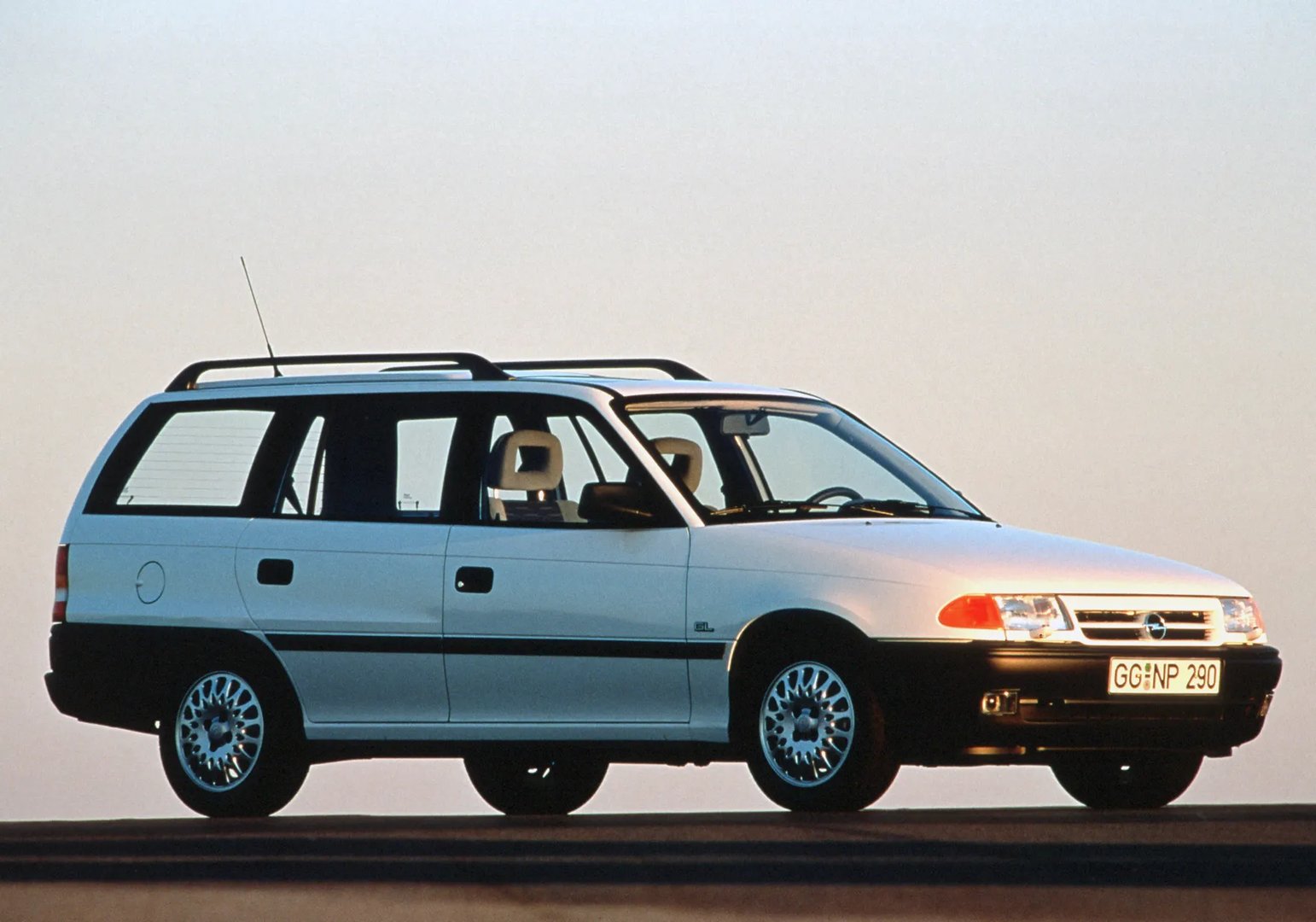 Opel_Astra_1_generation__Estate_5-door__2.jpg