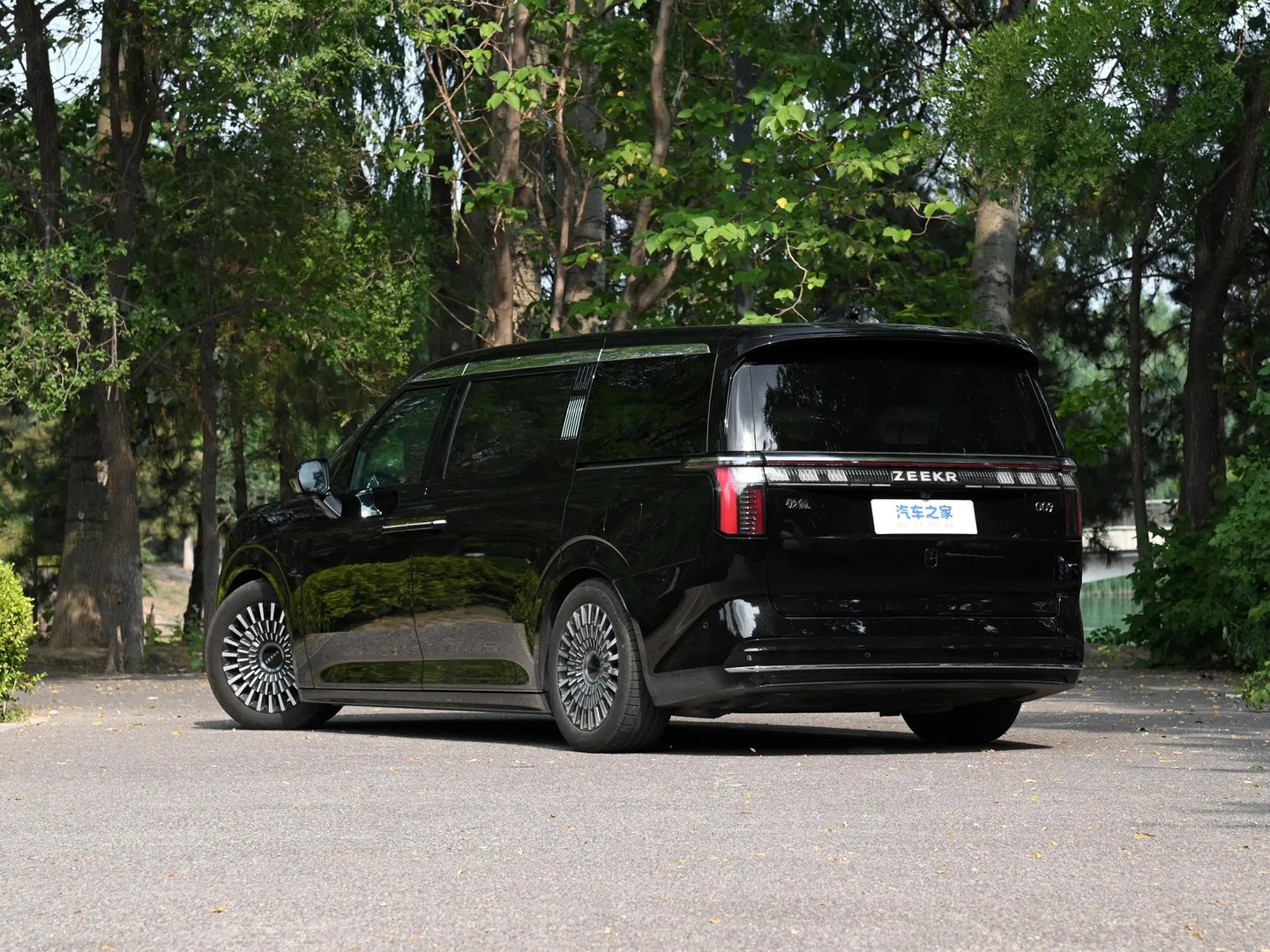 zeekr_009_1_generation__Minivan__3.jpg