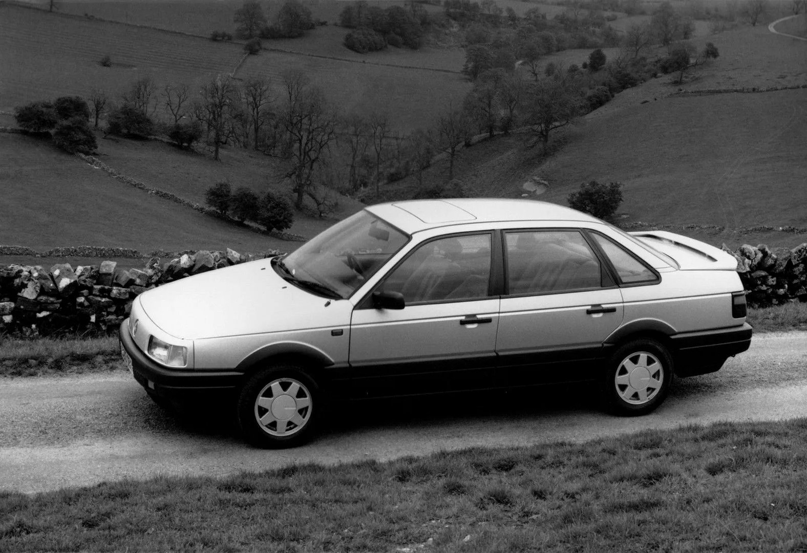 Volkswagen_Passat_3_generation__Sedan__12.jpg