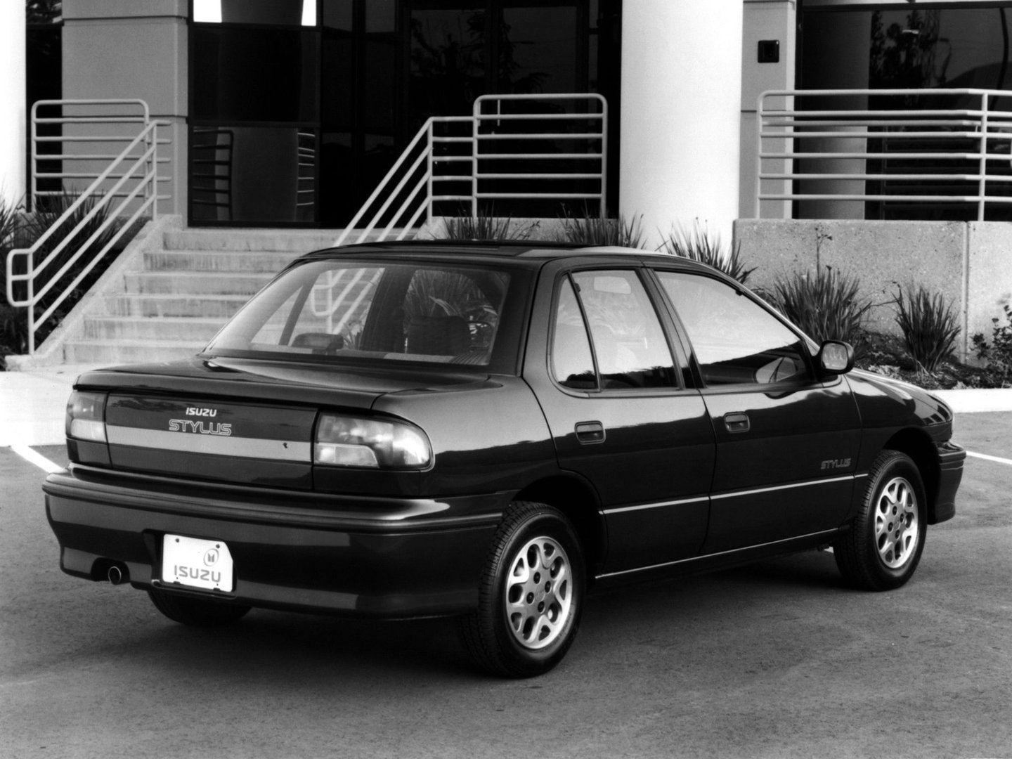 isuzu_Stylus_1_generation__Sedan__4.jpg