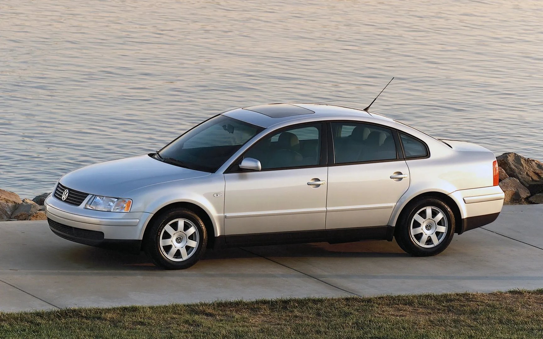 Volkswagen_Passat_5_generation__Sedan__4.jpg