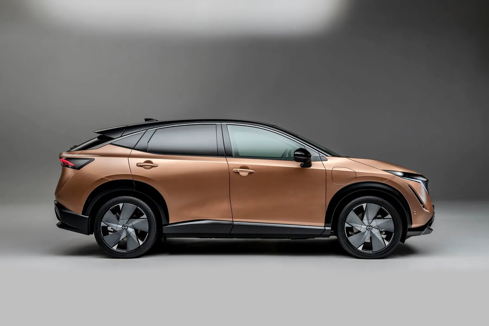 Nissan_Ariya_1_generation__SUV_5-doors__13.jpg