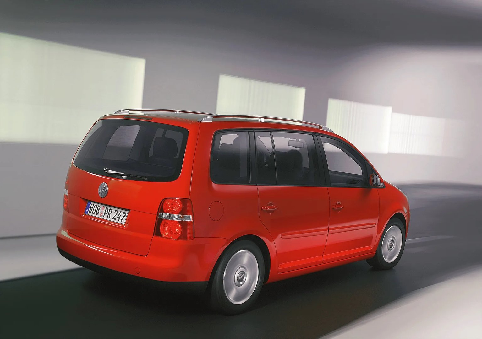 Volkswagen_Touran_1_generation__Compact_Van__3.jpg