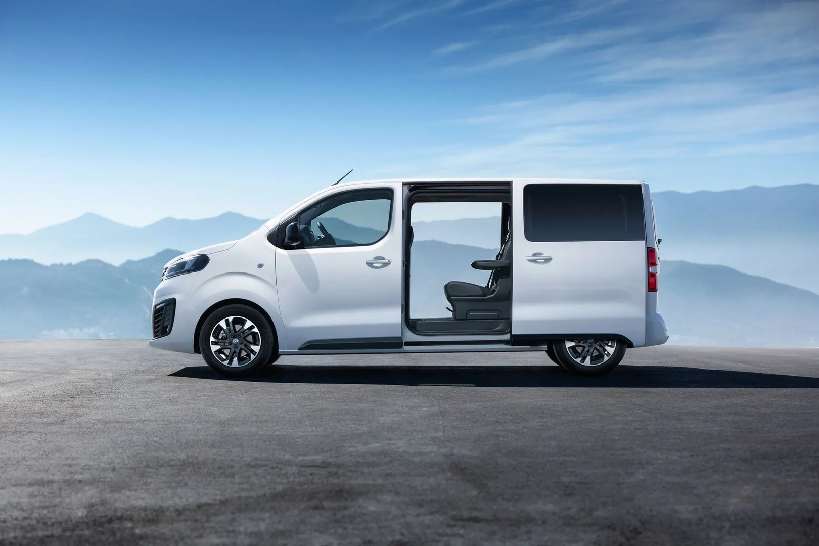 Opel_Zafira_Life_1_generation__Minivan__5.jpg