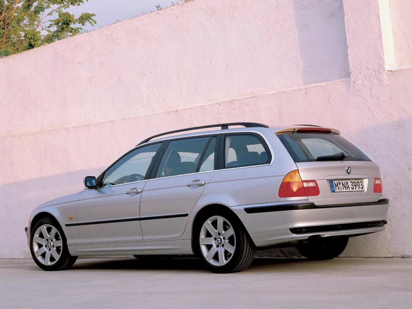 BMW_3_series_4_generation__Estate_5-door__1.jpg