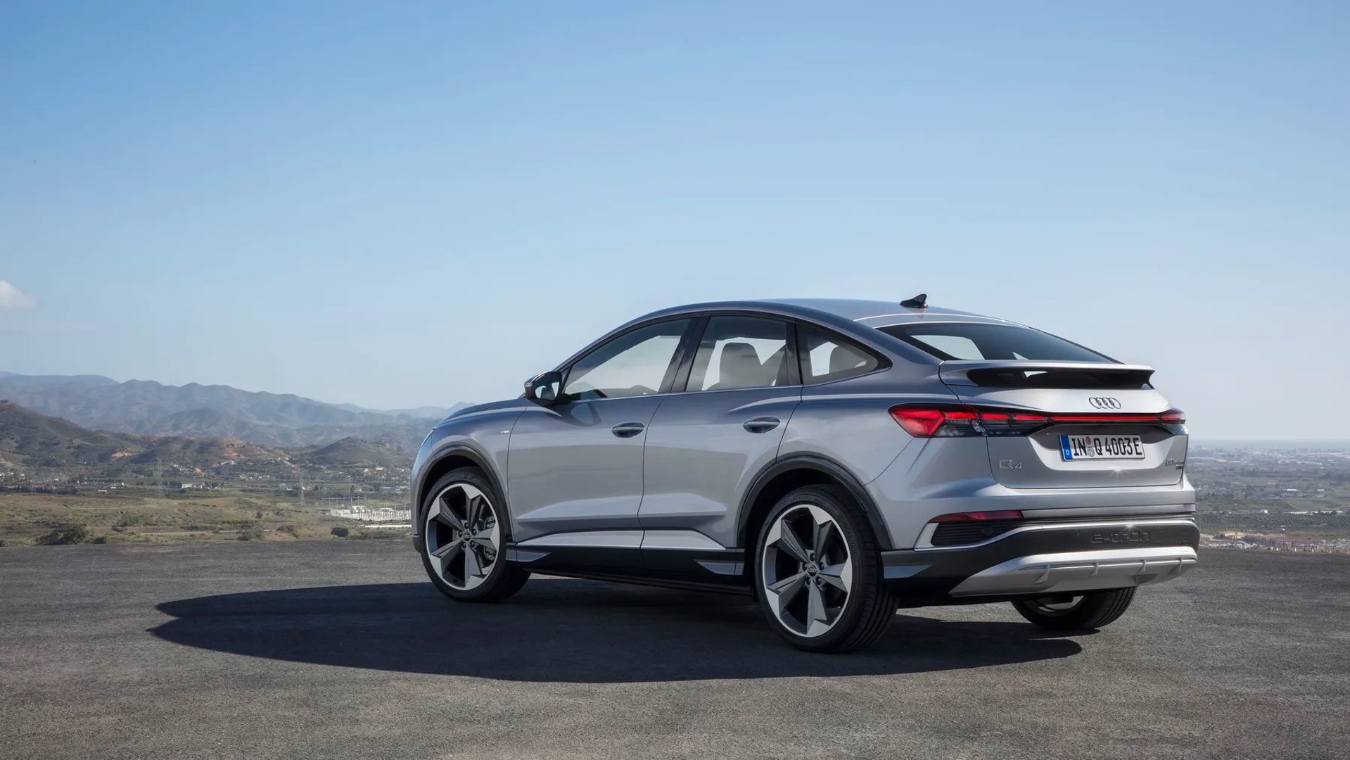 Audi_Q4_Sportback_e-tron_1_generation__SUV_Coupe__2.jpg