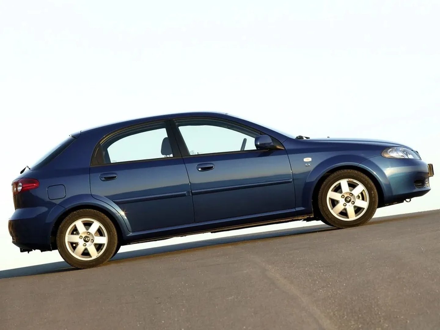 Daewoo_Lacetti_1_generation__Hatchback_5-door__3.jpg