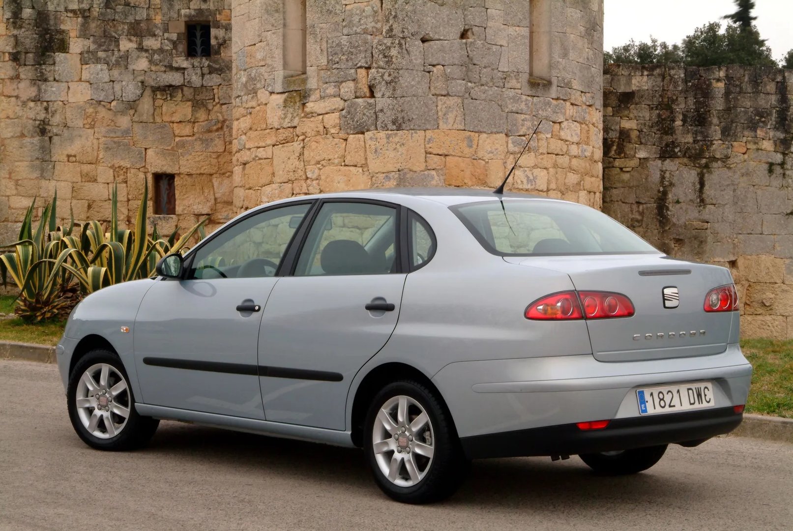 SEAT_Cordoba_2_generation_restyling__Sedan__1.jpg