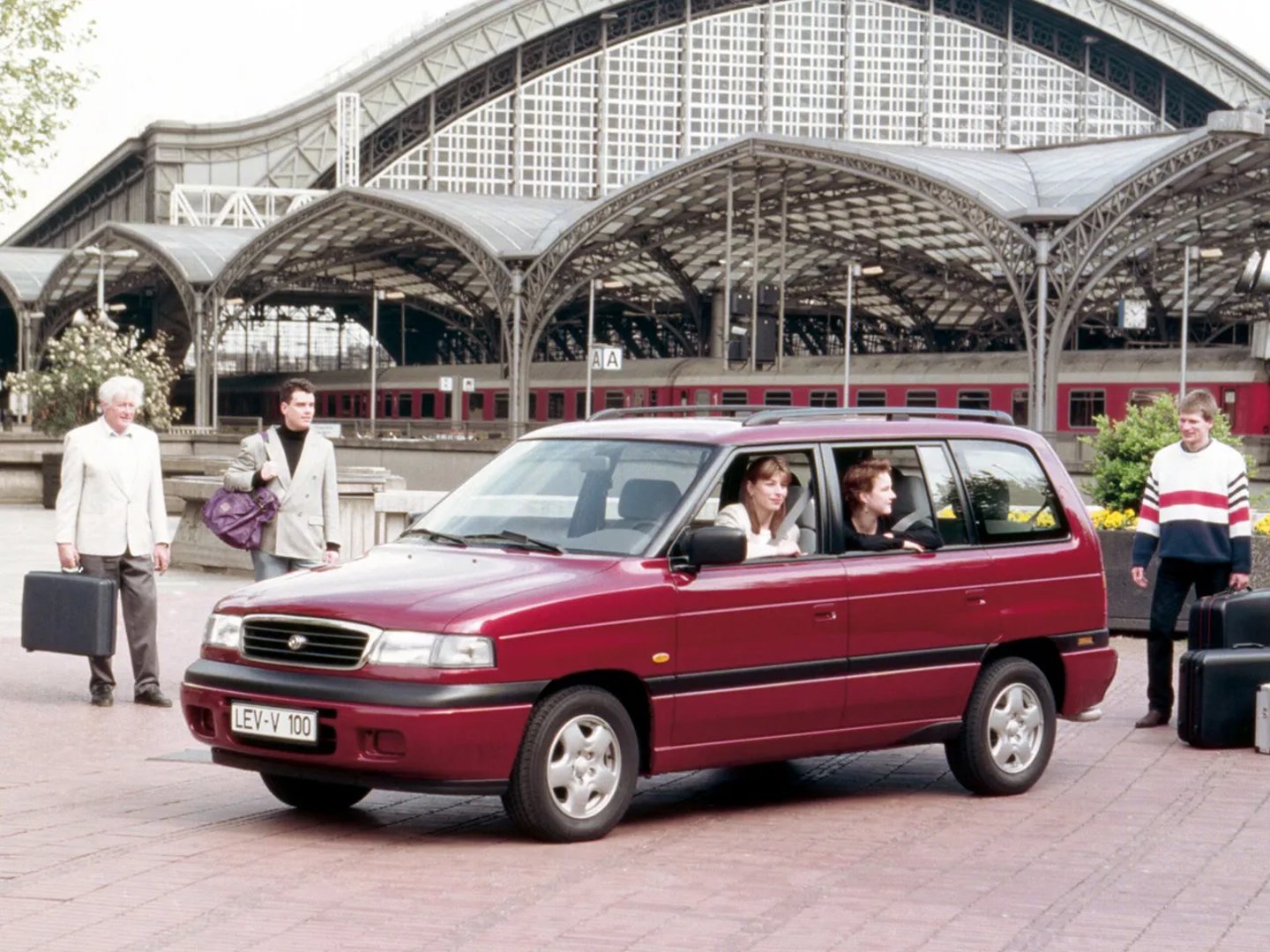 Mazda_MPV_1_generation__Compact_Van__3.jpg