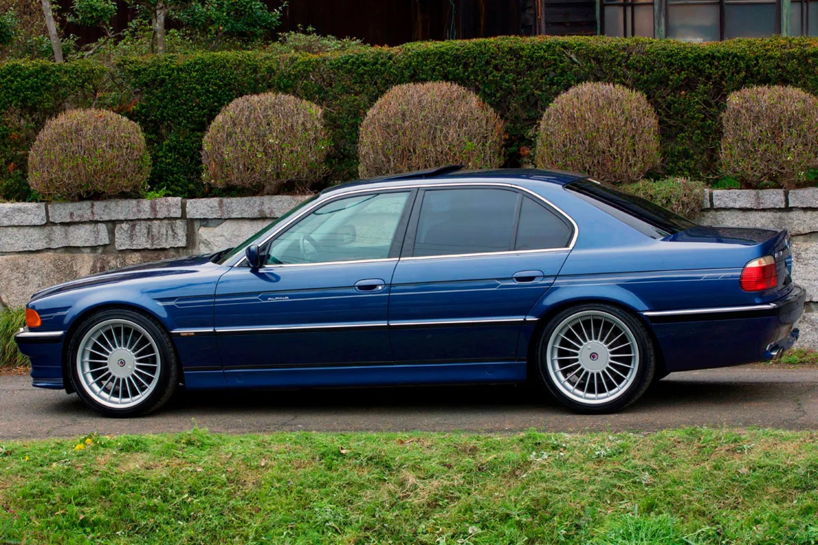 Alpina_B12_3_generation__Sedan__6.jpg