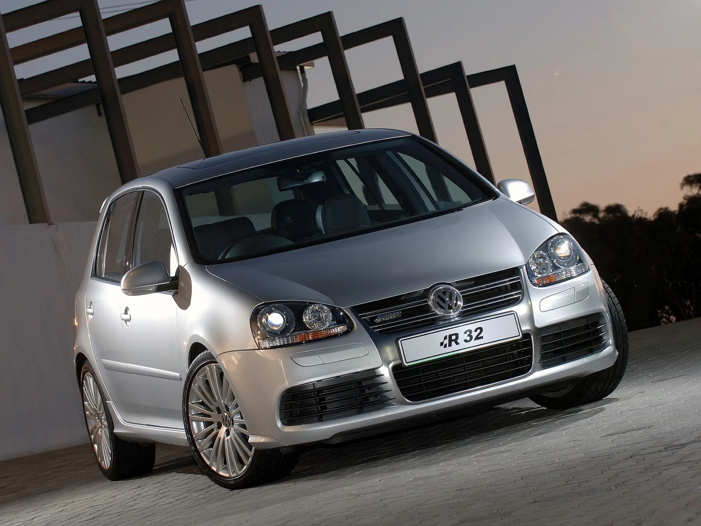 Volkswagen_Golf_R32_5_generation__Hatchback_5-door__8.jpg