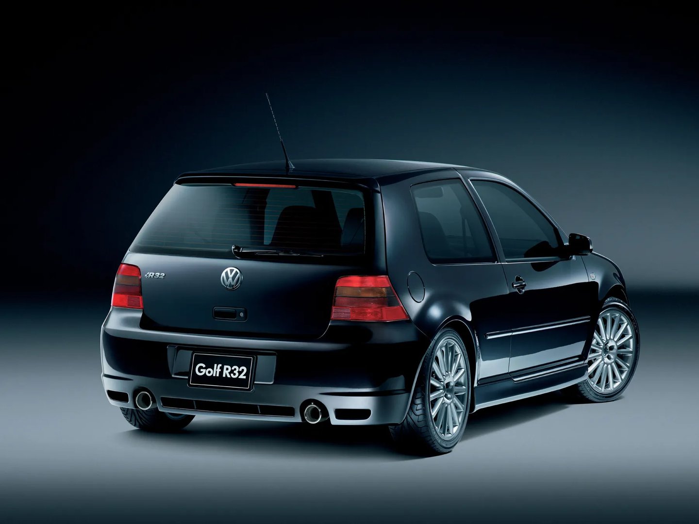 Volkswagen_Golf_R32_4_generation__Hatchback_3-door__1.jpg