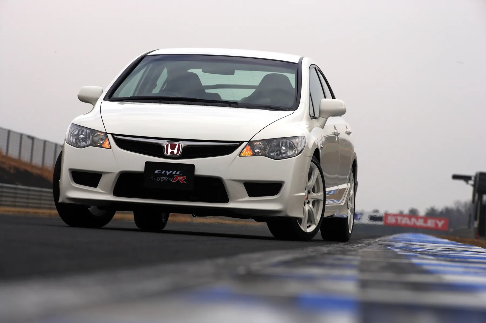 Honda_Civic_Type_R_8_generation__Sedan__1.jpg