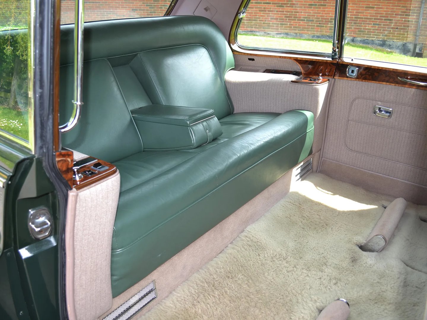 Rolls-Royce_Phantom_6_generation__Sedan__11.jpg