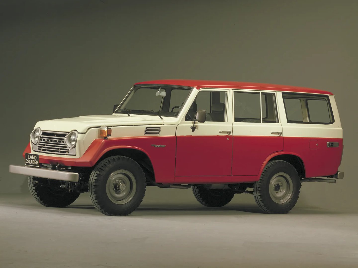 Toyota_LC_6_generation__SUV_5-doors__2.jpg