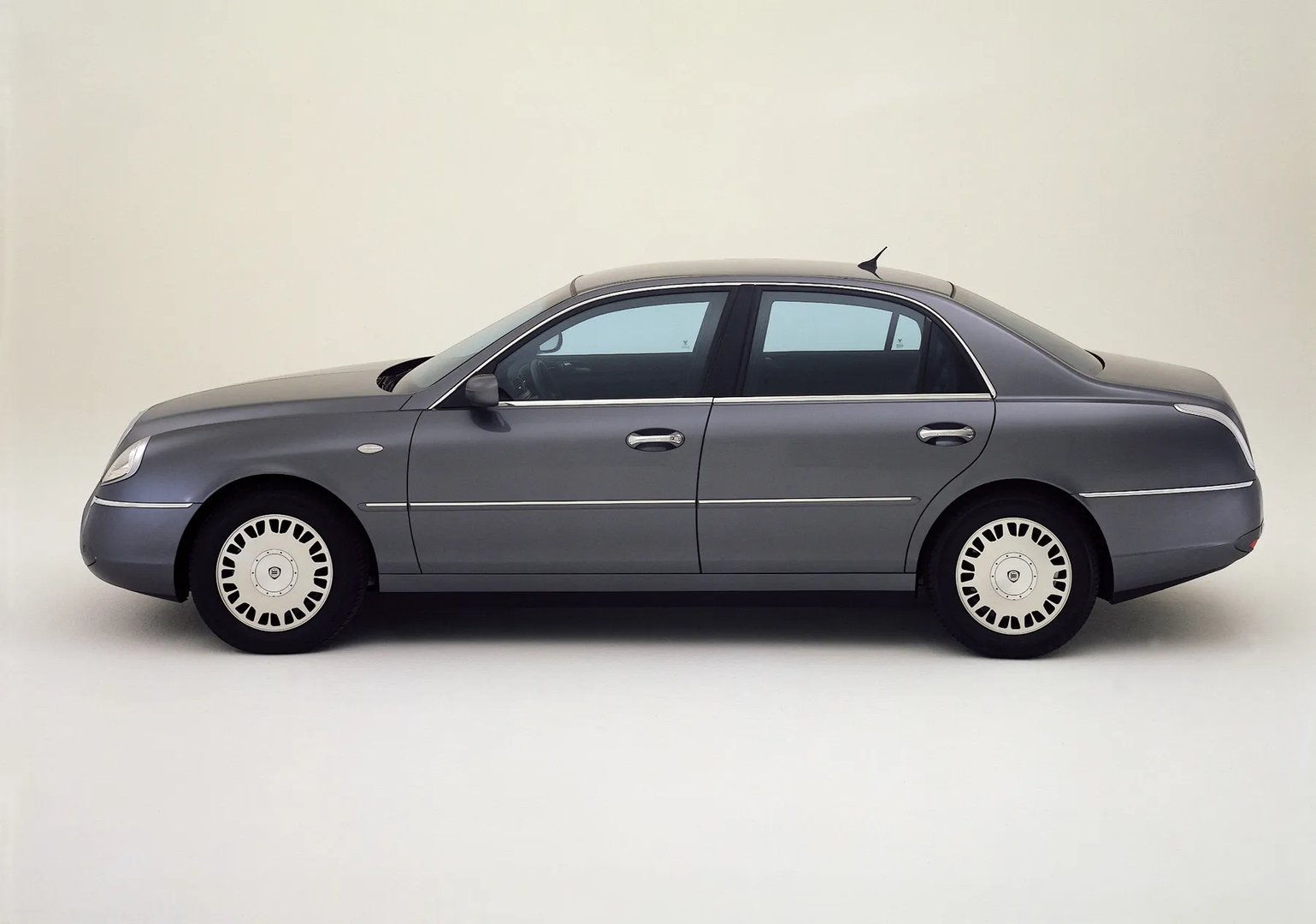 Lancia_Thesis_1_generation__Sedan__3.jpg