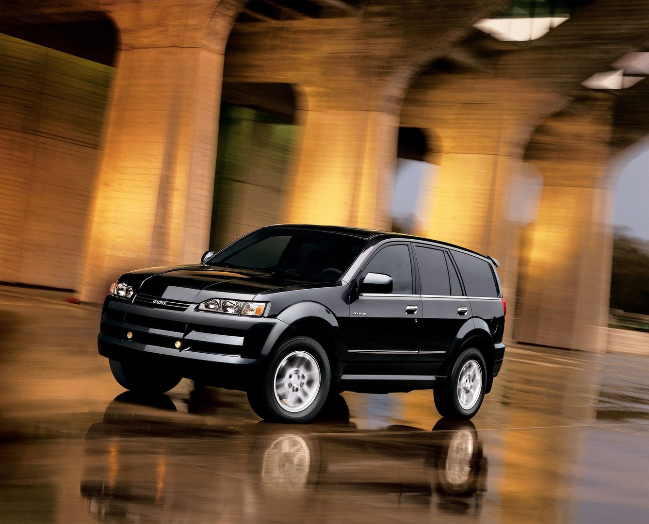 isuzu_Axiom_1_generation__SUV_5-doors__4.jpg