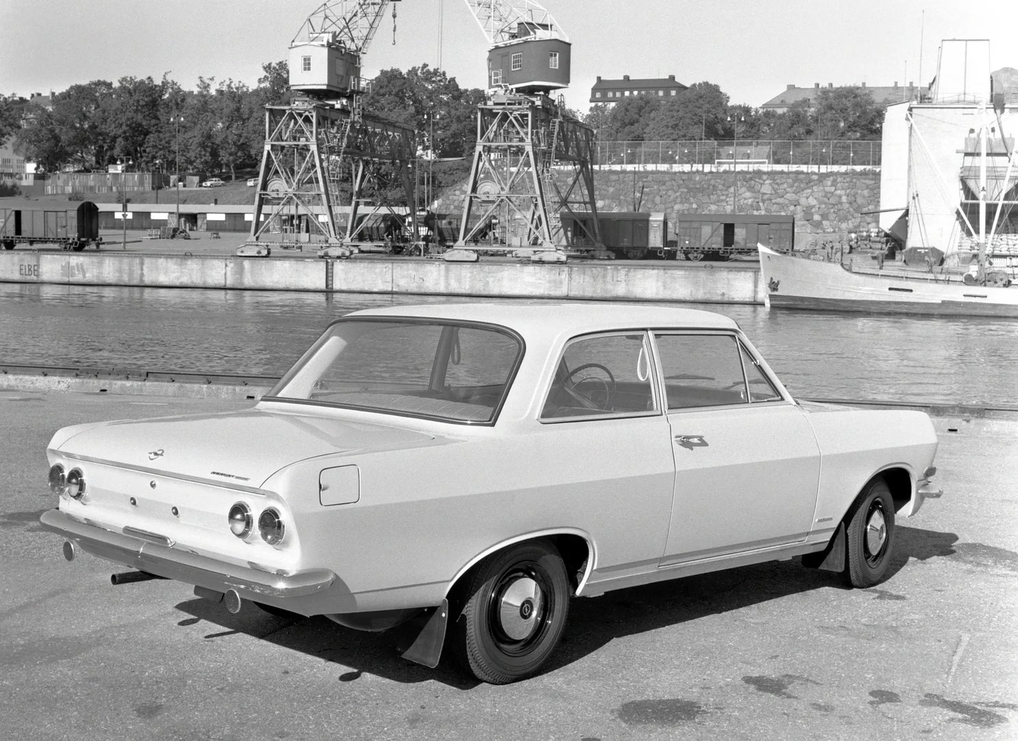 Opel_Rekord_2_generation__Sedan_2-doors__6.jpg