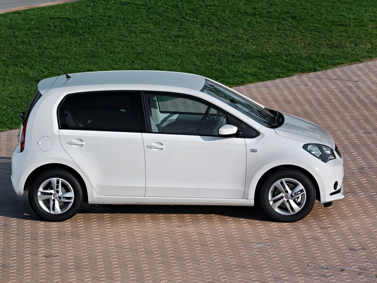 SEAT_Mii_1_generation__Mini_5-doors__13.jpg