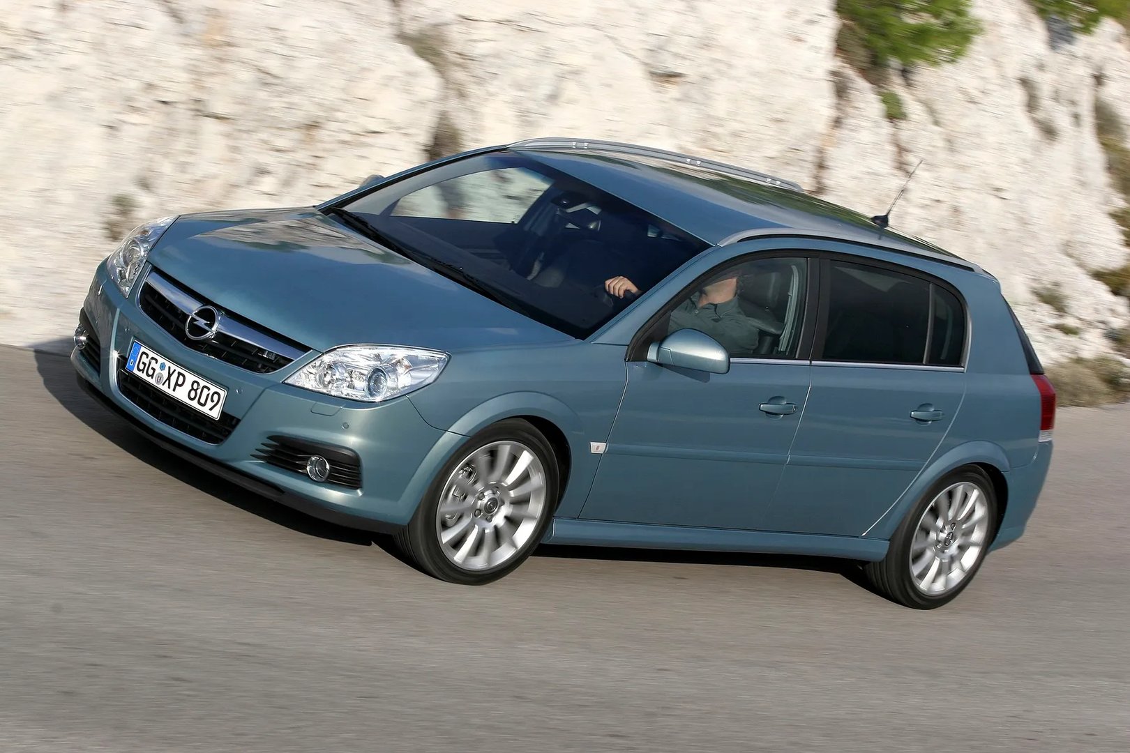Opel_Signum_1_generation_restyling__Hatchback_5-door__10.jpg
