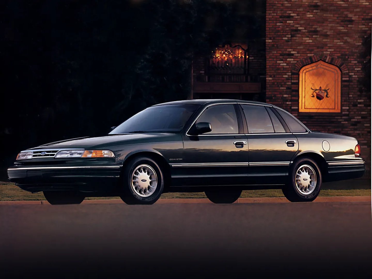 Ford_Crown_Victoria_1_generation__Sedan__3.jpg