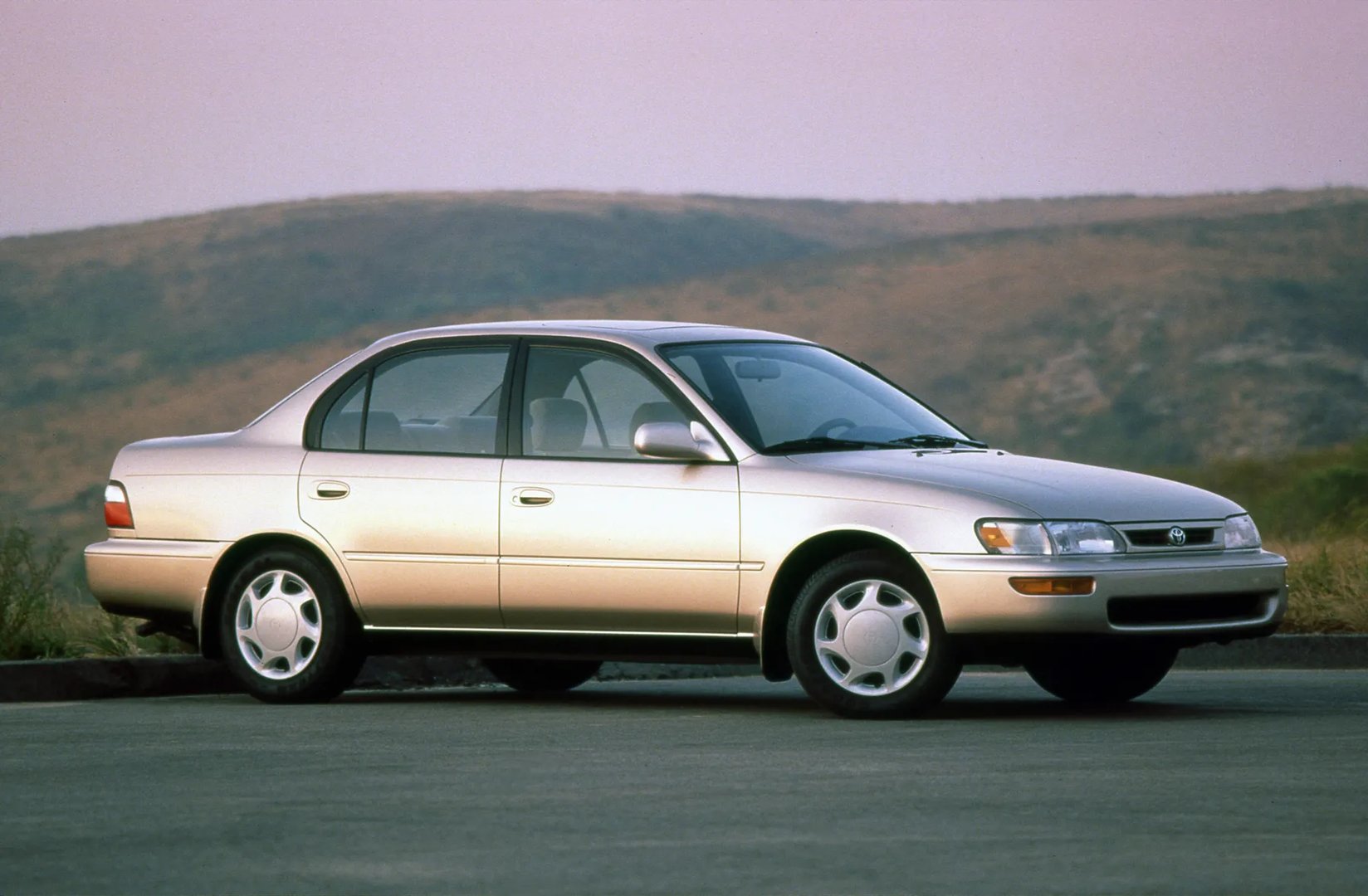 Toyota_Corolla_7_generation__Sedan__11.jpg