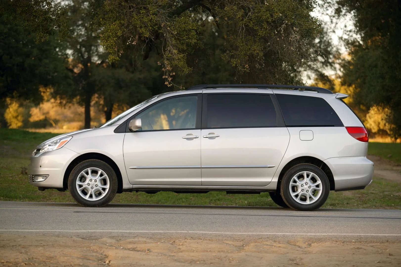 Toyota_Sienna_2_generation__Minivan__9.jpg