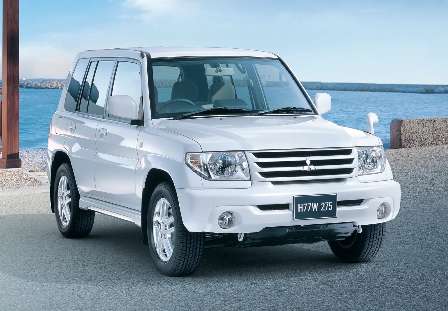 Mitsubishi_Pajero_iO_1_generation__SUV_5-doors__4.jpg
