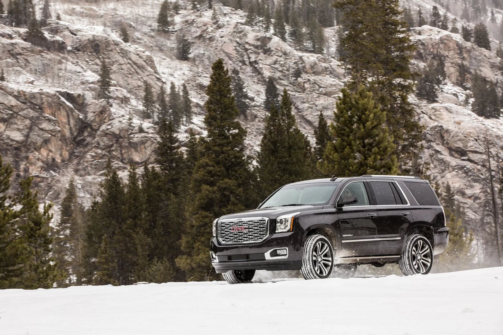 GMC_Yukon_4_generation__SUV_5-doors__10.jpg