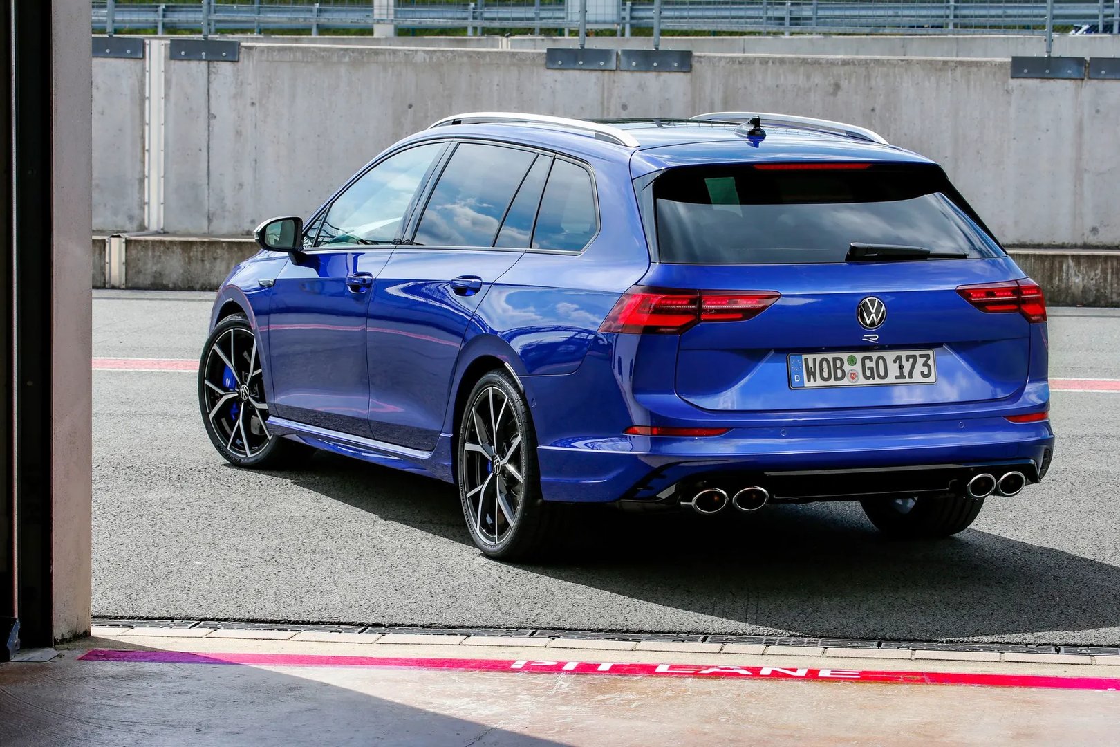 Volkswagen_Golf_R_8_generation__Estate_5-door__4.jpg