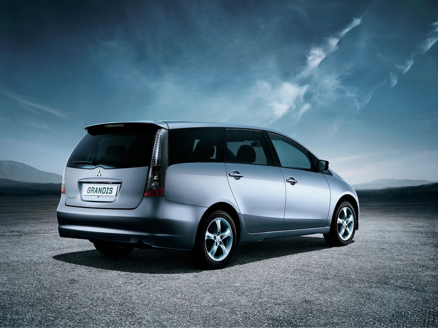 Mitsubishi_Grandis_1_generation__Minivan__1.jpg