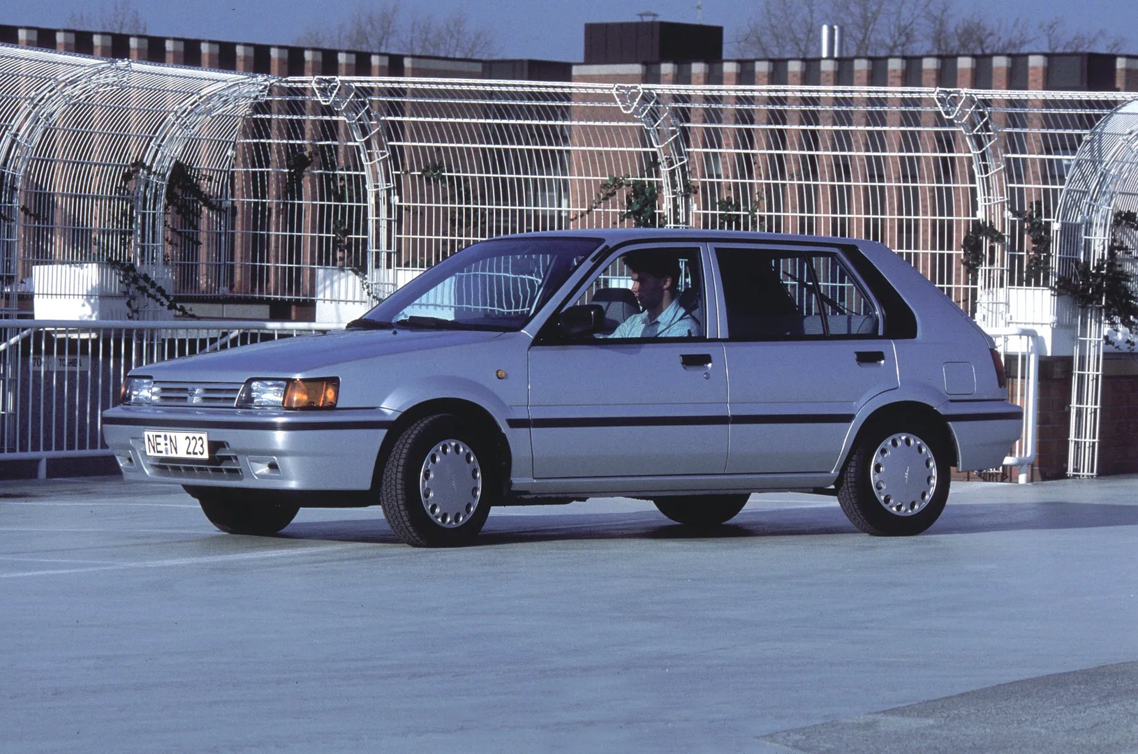 Nissan_Sunny_7_generation__Hatchback_5-door__1.jpg
