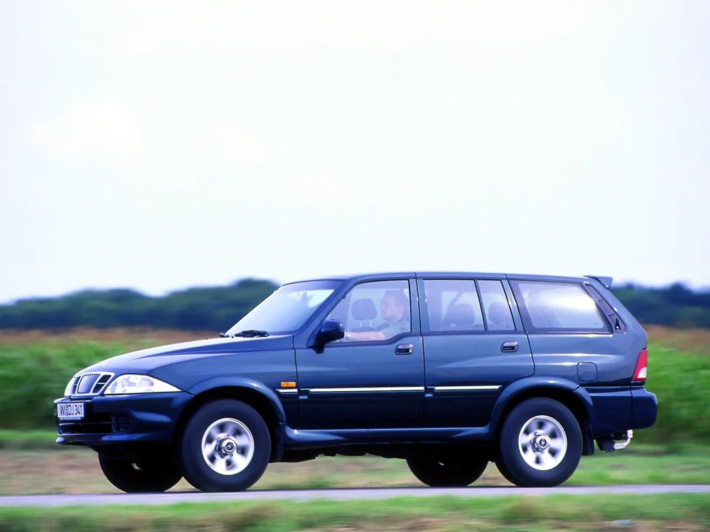Daewoo_Musso_1_generation__SUV_5-doors__3.jpg