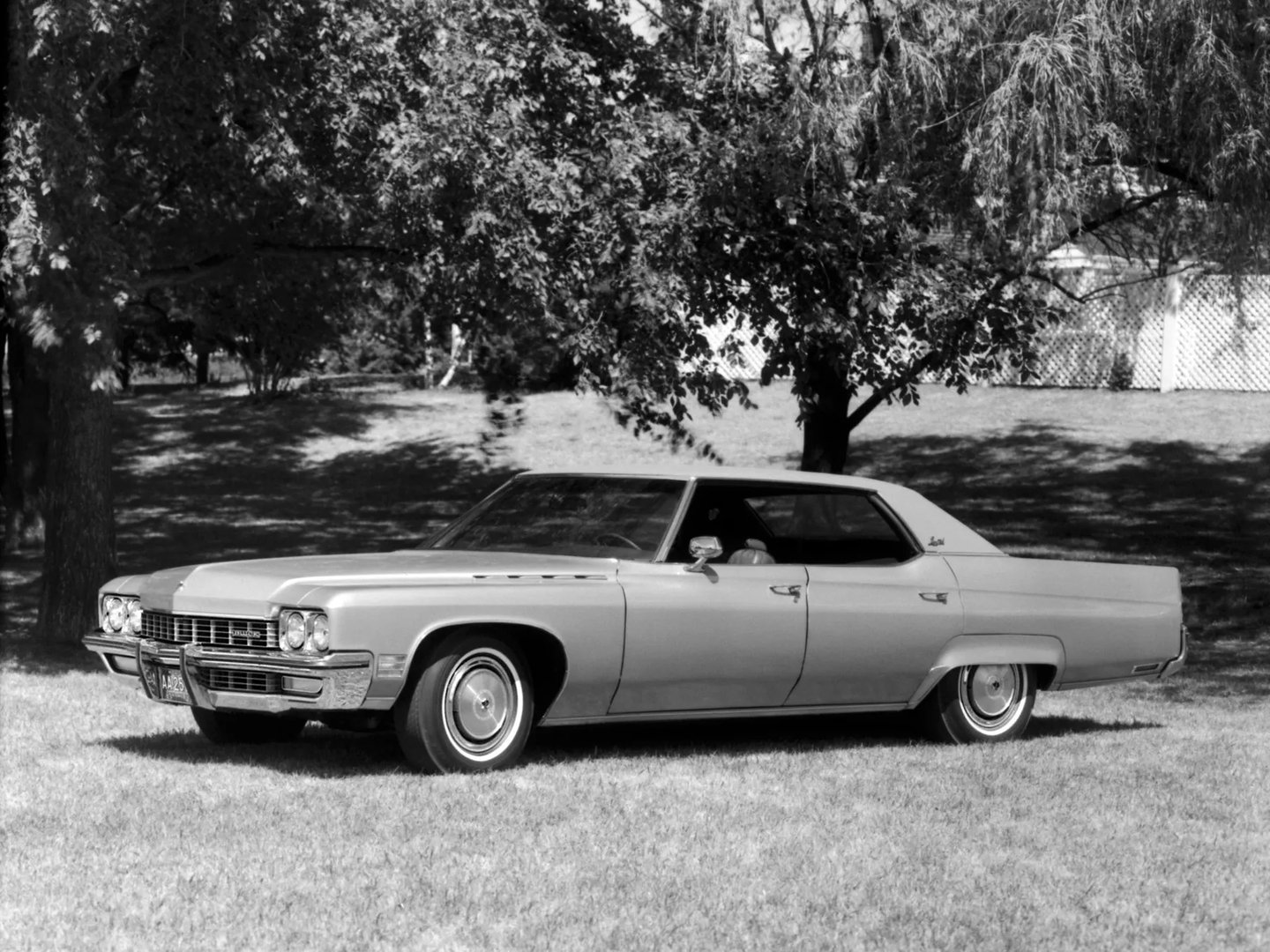 Buick_Electra_4_generation__Sedan_Hardtop__3.jpg