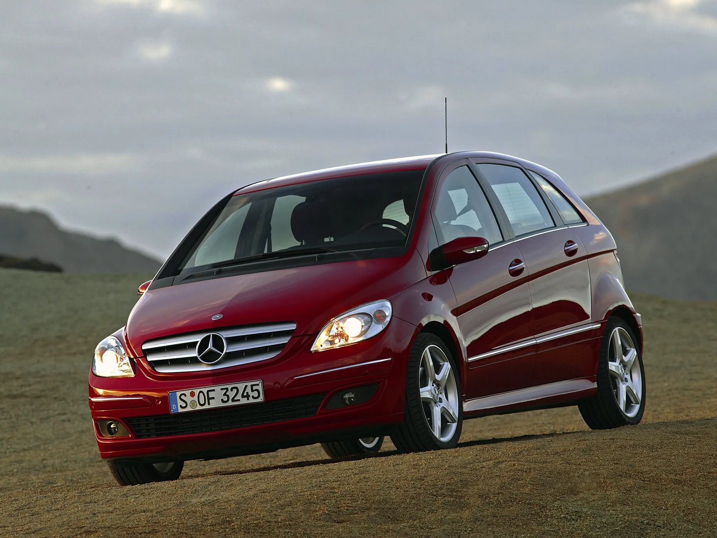 Mercedes_B-Class_1_generation__Hatchback_5-door__1.jpg