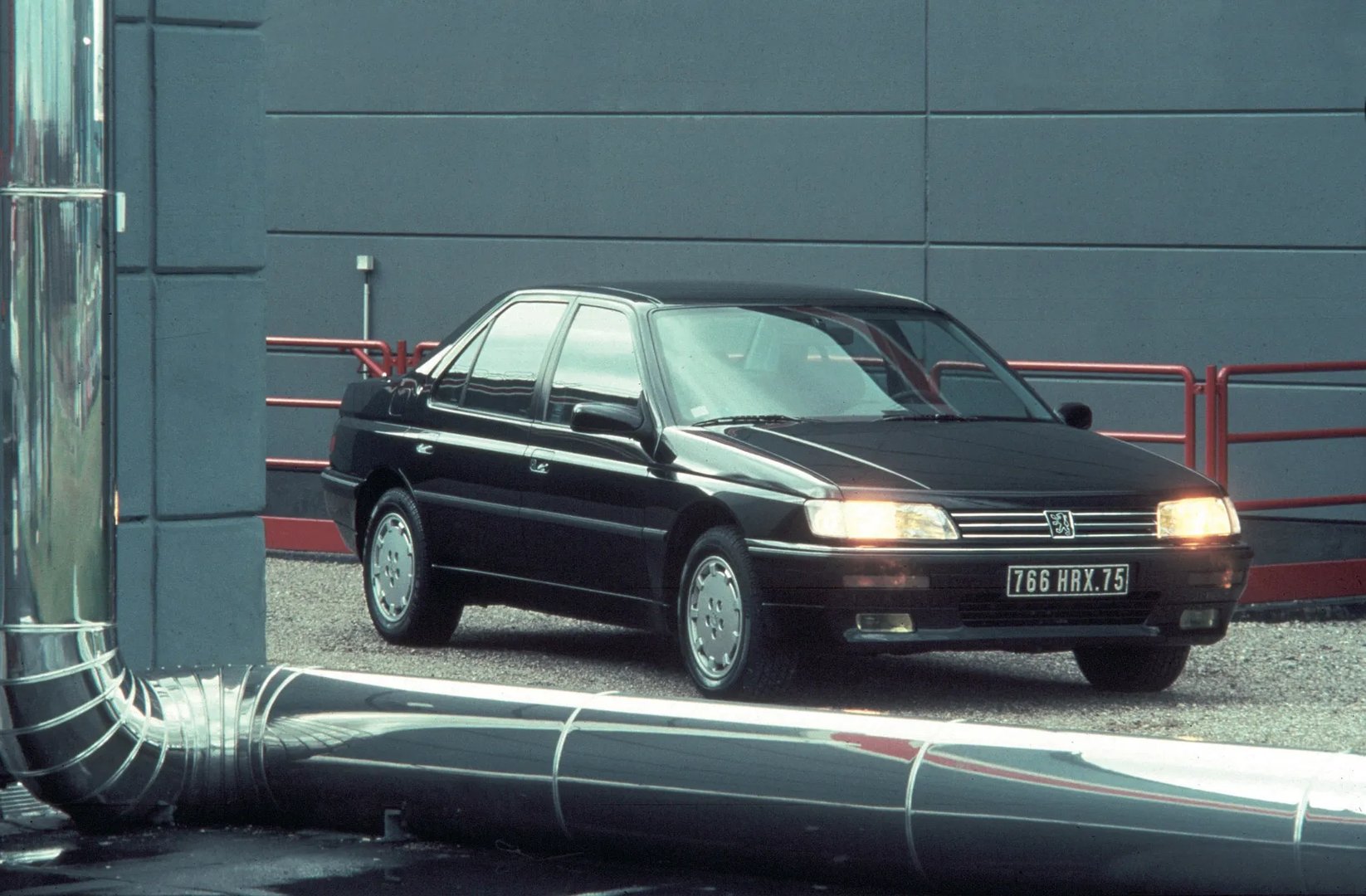 Peugeot_605_1_generation__Sedan__6.jpg