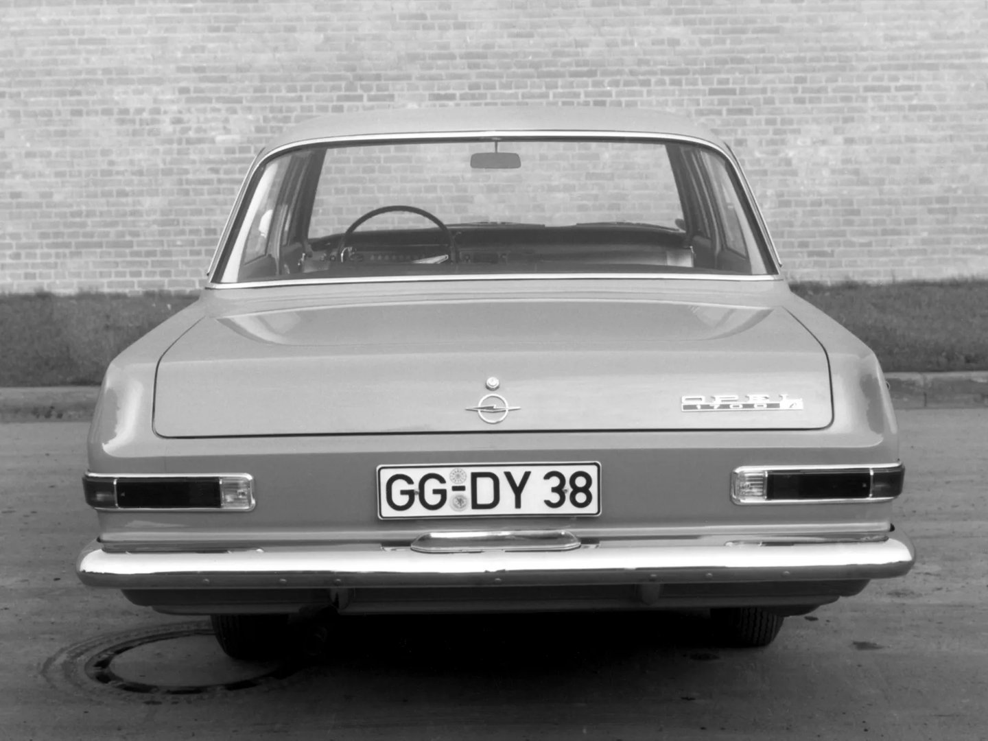 Opel_Rekord_1_generation__Sedan__2.jpg